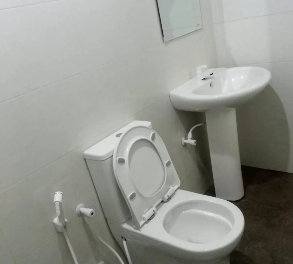 Eecs Transit And Budget Homestay Katunayake Hostel